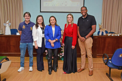 acib A Campanha “Natal Mais Iluminado” foi lançada na manhã de ontem (23) pela presidente da ACIB, Jackelyne Rossini, ao lado da prefeita Paula Lemos e do secretário de Cultura, Rogério Teodósio.