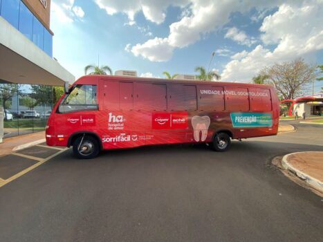 Unidade móvel do HA realiza prevenção de câncer de boca Unidade móvel do HA realiza prevenção de câncer de boca