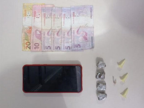 Dinheiro, celular e entorpecentes encontrados com o menor trafico