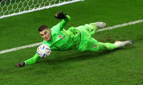 Goleiro Croacia A Croácia está nas quartas de final da Copa do Mundo. Nesta segunda-feira (5), os atuais vice-campeões derrotaram o Japão por 3 a 1, nos pênaltis, após empate por 1 a 1 no tempo normal, no Estádio Al Janoub, em Al Wakrah, pelas oitavas de final.