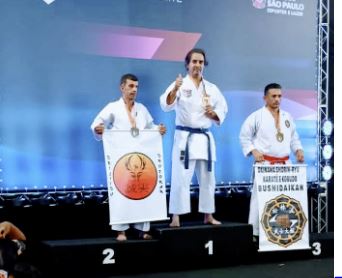Karatê O carateca barretense Alain Guimarães de Paula conquistou no final de semana, o 1º lugar na categoria Kata Master, na 3ª Taça Open de Karatê promovida pela Federação Paulista de Karatê, realizada em São Paulo