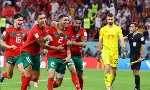 Marrocos Nesta terça-feira (6), a seleção de Marrocos foi responsável pela maior surpresa das oitavas de final do Mundial do Catar, ao eliminar a favorita Espanha nos pênaltis, por 3 a 0, após empate sem gols no tempo normal, no Estádio Cidade da Educação, em Doha.